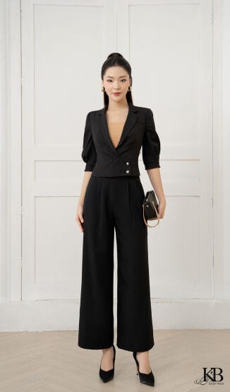 Croptop CL379 đi bộ với quần QD779
