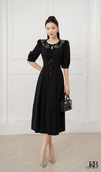Maxi thêu lá cổ cúc nẹp trước dáng xoè