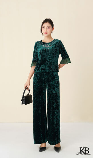 Croptop CL396 đi bộ với quần QD866