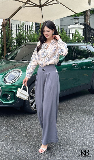 Sơ mi cổ v rúm vai.