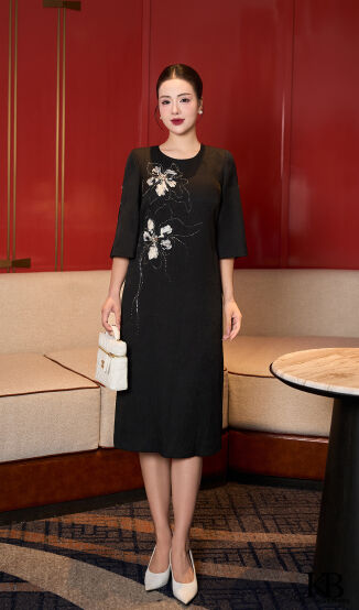 Đầm cổ tròn đính hoa dáng xuông.