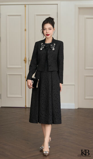 Vest ngắn cổ bẻ đinh đá.