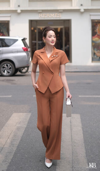 Sơ mi SC1165 đi bộ với quần QD987