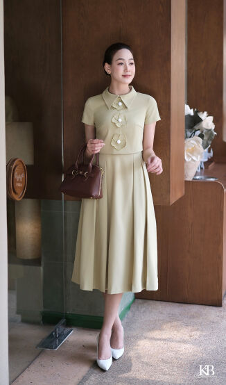 Maxi cổ bẻ đính hoa dáng xoè