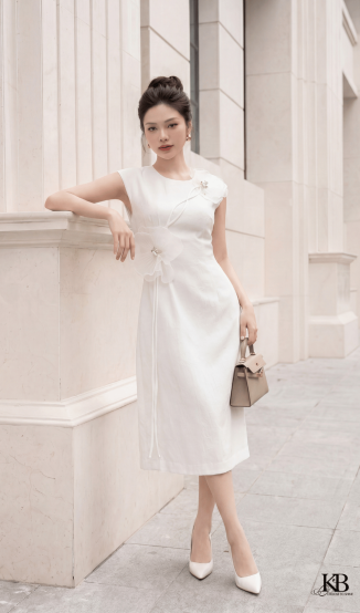 Maxi đính hoa cổ tròn dáng ôm.